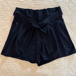 Elegant Athleta women’s Skyline Shorts II, size 2, black, tie belt